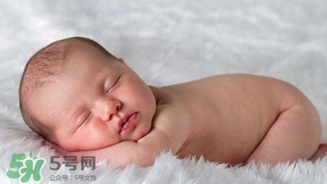 新生兒怎么睡覺(jué)姿勢(shì)正確？新生兒怎么睡頭型好看？