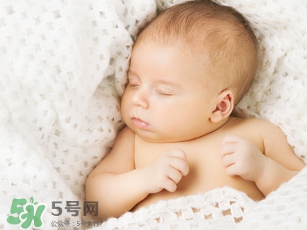 新生兒怎么睡覺(jué)姿勢(shì)正確？新生兒怎么睡頭型好看？