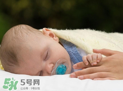 新生兒怎么睡覺(jué)姿勢(shì)正確？新生兒怎么睡頭型好看？