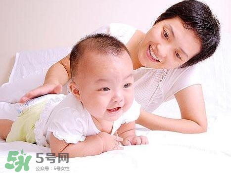 寶寶發燒出汗可以蓋被子嗎？寶寶發燒出汗了會退燒嗎？