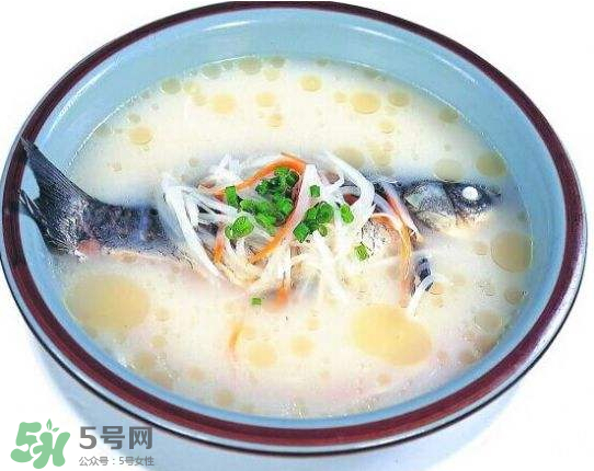 鯽魚(yú)湯里可以放什么菜最好？鯽魚(yú)燉湯放什么菜？