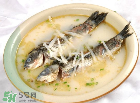 鯽魚(yú)湯里可以放什么菜最好？鯽魚(yú)燉湯放什么菜？