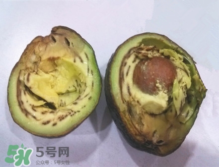 牛油果切開黑了能吃嗎？牛油果為什么會有黑點？