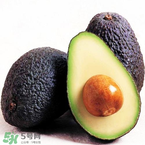 牛油果切開黑了能吃嗎？牛油果為什么會有黑點？