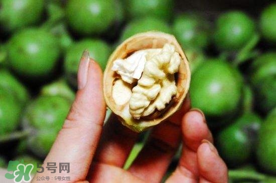 新鮮核桃要剝皮嗎？剝皮時手變黑怎么清洗？