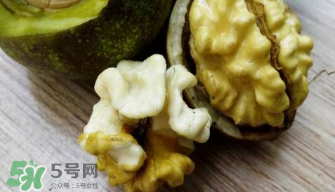 新鮮核桃要剝皮嗎？剝皮時手變黑怎么清洗？