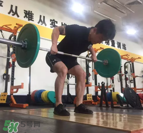 杠鈴劃船練哪里？杠鈴劃船重量怎么選？