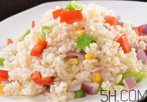 蛋炒飯為什么要用隔夜飯？蛋炒飯可以用熱飯嗎？