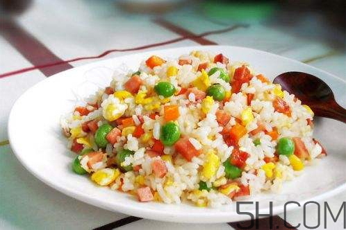 蛋炒飯為什么要用隔夜飯？蛋炒飯可以用熱飯嗎？