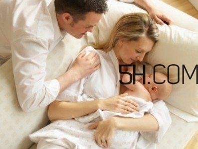 抱著寶寶睡覺到底好不好？如何糾正抱著寶寶睡覺？