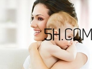 抱著寶寶睡覺到底好不好？如何糾正抱著寶寶睡覺？