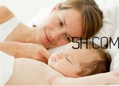 抱著寶寶睡覺到底好不好？如何糾正抱著寶寶睡覺？