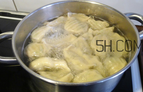為什么餃子煮熟了會浮起來？餃子煮多久才熟？