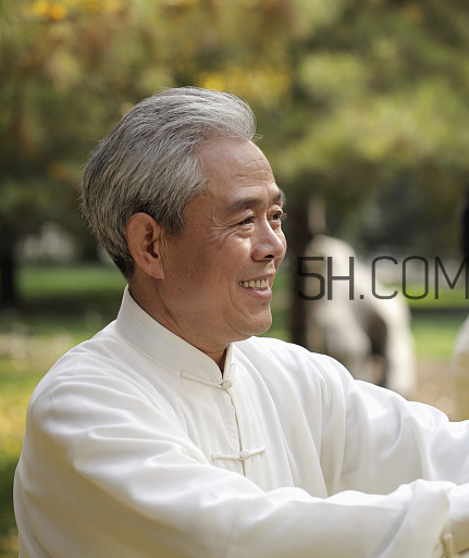 頸椎病能游泳嗎？頸椎病能引起胸疼嗎？