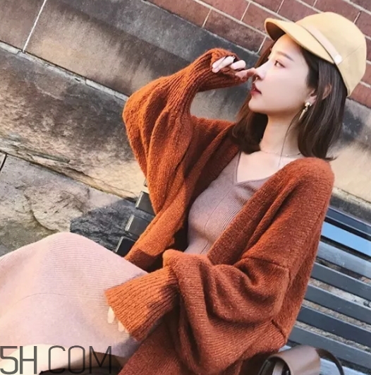 焦糖色毛衣配什么外套？焦糖色毛衣配什么顏色外套好看