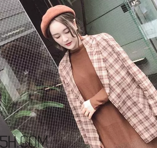 焦糖色毛衣配什么外套？焦糖色毛衣配什么顏色外套好看