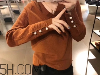 焦糖色毛衣配什么外套？焦糖色毛衣配什么顏色外套好看