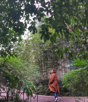 焦糖色大衣配什么顏色毛衣？焦糖色大衣毛衣搭配