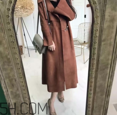 焦糖色風衣搭配什么鞋子？焦糖色風衣搭配什么襪子