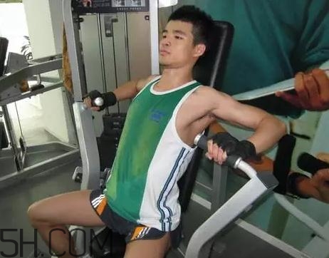 坐姿推胸能練下胸嗎？坐姿推胸和臥推哪個效果好？