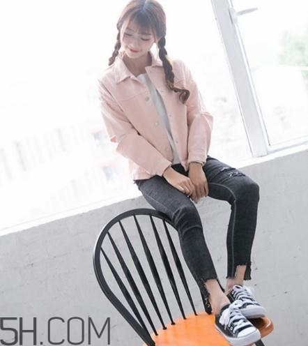 粉色衣服配什么顏色的褲子？粉色衣服搭配褲子圖片