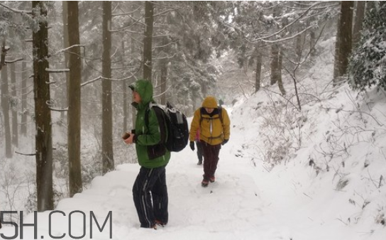 下雪爬山要準(zhǔn)備什么？爬山后小腿疼怎么按摩？
