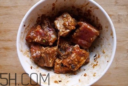 粉蒸肉五花肉怎么腌制？做粉蒸肉的肉要去皮嗎