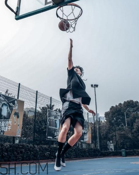 under armour curry 4黑白配色上腳效果怎么樣？