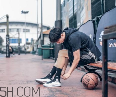 under armour curry 4黑白配色上腳效果怎么樣？
