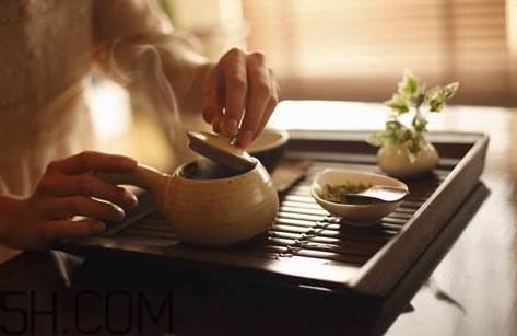 玫瑰花茶能和蜂蜜一起喝嗎？玫瑰花茶能放冰糖嗎