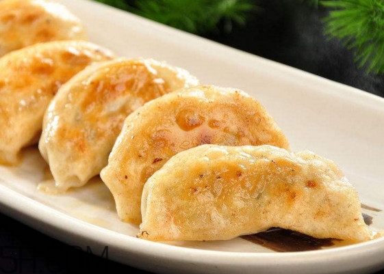 煎餃?zhǔn)窍戎笫爝€是蒸熟？煎餃和鍋貼有什么區(qū)別