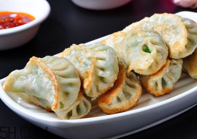 煎餃?zhǔn)窍戎笫爝€是蒸熟？煎餃和鍋貼有什么區(qū)別