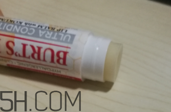 小蜜蜂細(xì)致修護唇膏很油嗎？夏天用合適嗎？