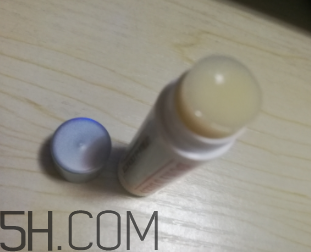小蜜蜂細(xì)致修護唇膏很油嗎？夏天用合適嗎？