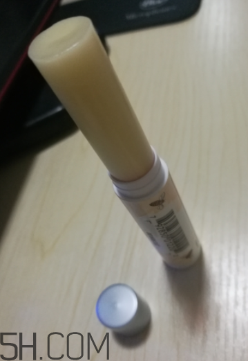 小蜜蜂細(xì)致修護唇膏很油嗎？夏天用合適嗎？