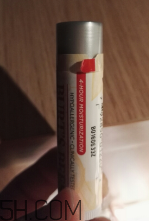 小蜜蜂細(xì)致修護唇膏很油嗎？夏天用合適嗎？