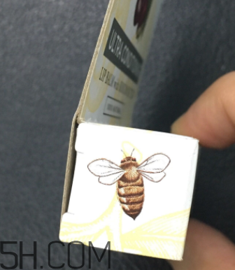 小蜜蜂細(xì)致修護唇膏很油嗎？夏天用合適嗎？