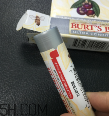 小蜜蜂細(xì)致修護唇膏很油嗎？夏天用合適嗎？