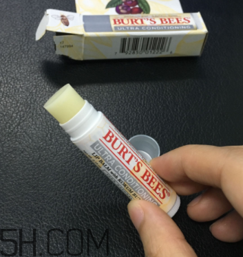小蜜蜂細(xì)致修護唇膏很油嗎？夏天用合適嗎？