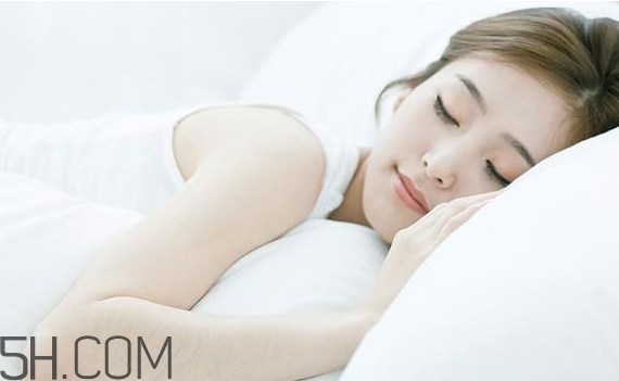 敷睡眠面膜臉刺痛怎么回事？閉口粉刺可以用面膜嗎？