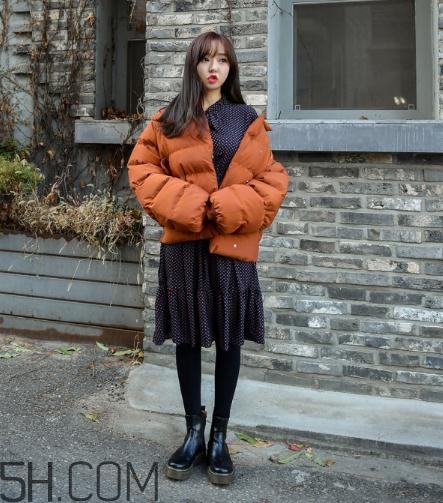棉服配裙子好看嗎？棉衣配什么裙子好？