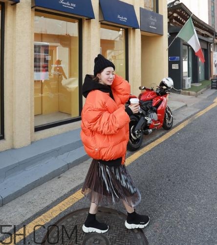棉服配裙子好看嗎？棉衣配什么裙子好？