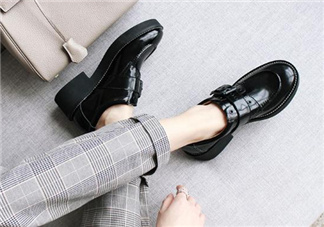 新皮鞋前面擠腳怎么辦？新鞋子磨腳后跟怎么辦？