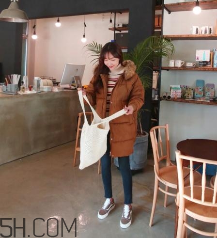 焦糖色棉襖配什么內搭？焦糖色棉服搭配圖片