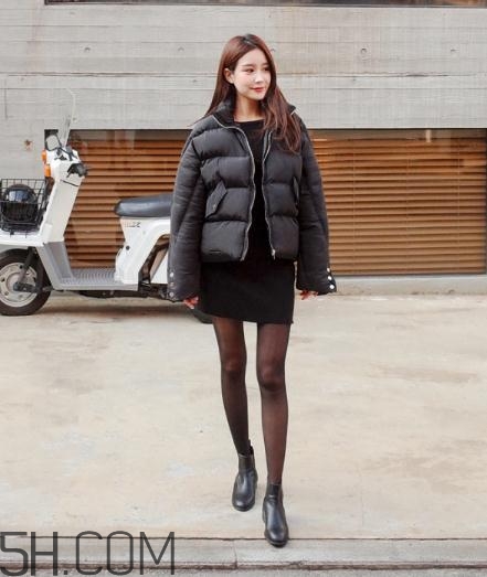 黑色羽絨服配什么顏色毛衣？黑色羽絨服搭配毛衣圖片