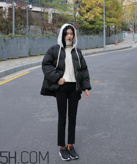 黑色羽絨服配什么顏色毛衣？黑色羽絨服搭配毛衣圖片