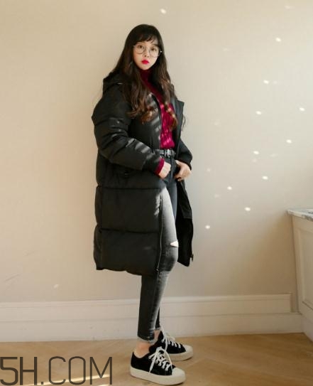 黑色羽絨服配什么顏色毛衣？黑色羽絨服搭配毛衣圖片