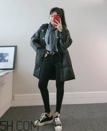 黑色羽絨服配什么顏色毛衣？黑色羽絨服搭配毛衣圖片