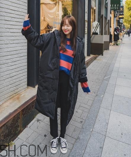 黑色羽絨服配什么顏色毛衣？黑色羽絨服搭配毛衣圖片