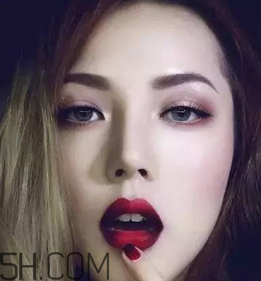 反咬唇妝是什么樣的？染唇妝和咬唇妝的區別